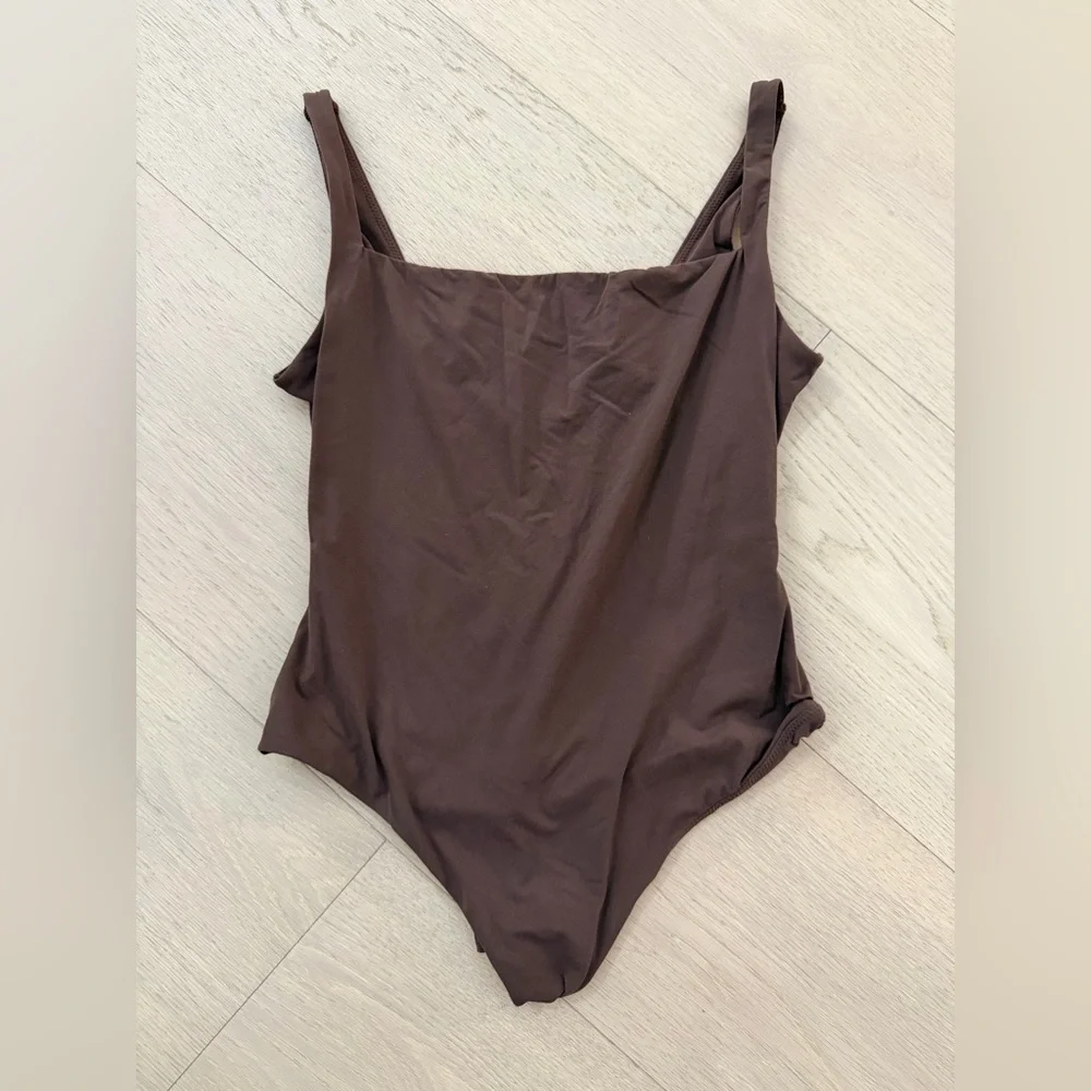 SKIMS Fits Everybody Square Neck Bodysuit- Jasper (Size M)